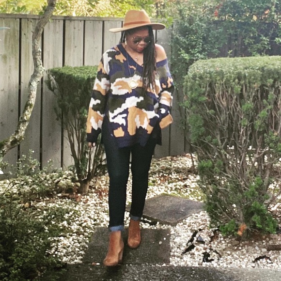 LAST TWO Camouflage Print V Neck - Picture 4 of 6